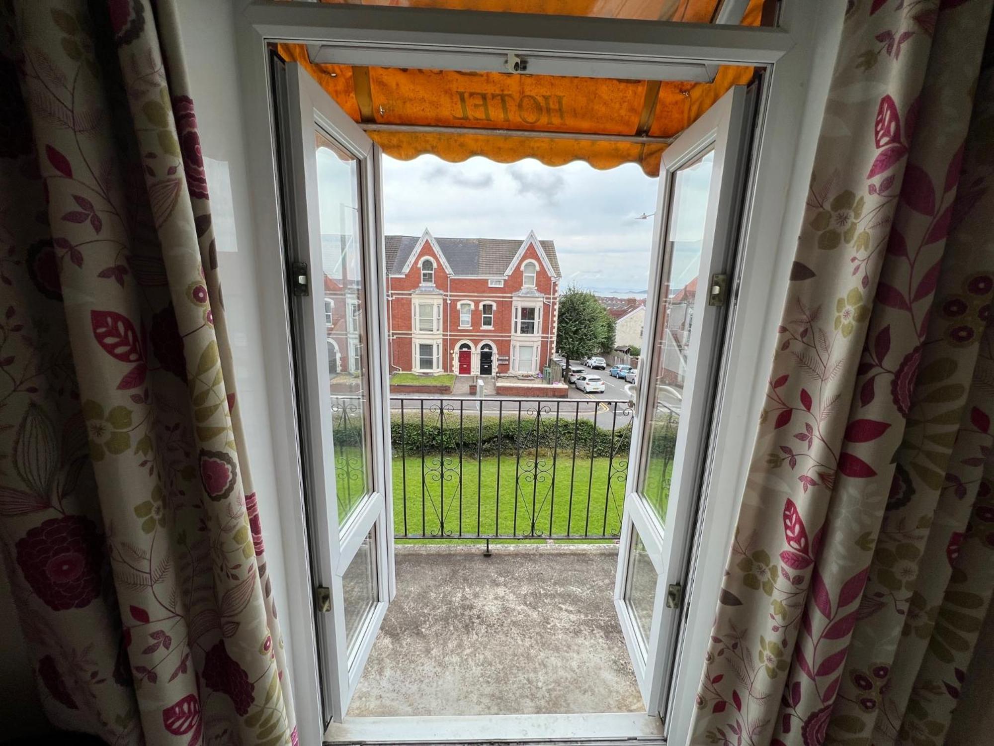 Hurst Dene 3*
